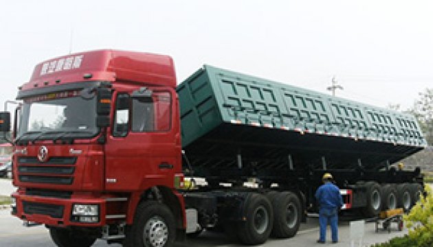 The Shacman heavy tractor is ready to start at the Chinese factory.