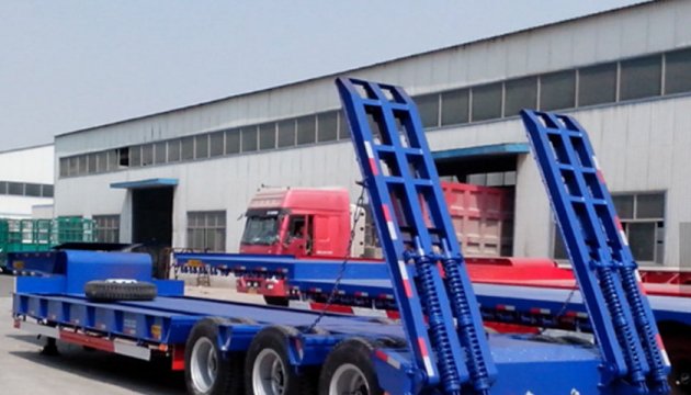 The sinotruk heavy tractor is ready to start at the Chinese factory.
